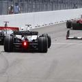 Kimi Räikkönen (Ferrari) je ob izvozu iz boksov ustavil ob rdeči luči, Lewis Ham