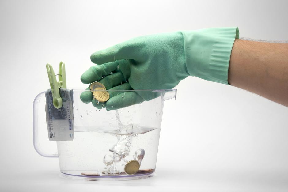 čiščenje denarja | Avtor: Profimedia