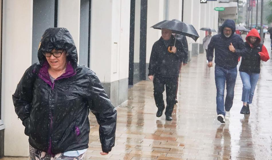 Ponočli zalivalo hiše, podiralo drevesa, v nekaj urah pride še hladna fronta