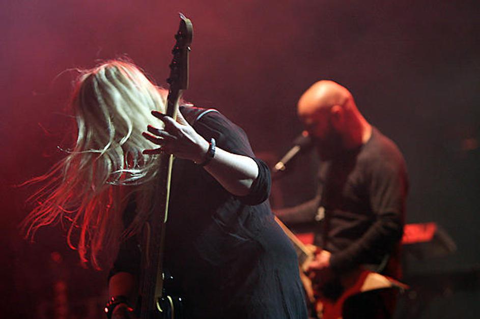 Nekaj po 20. uri so ob uverturni Cashovi Ring of Fire na oder prišli Furnaze iz 