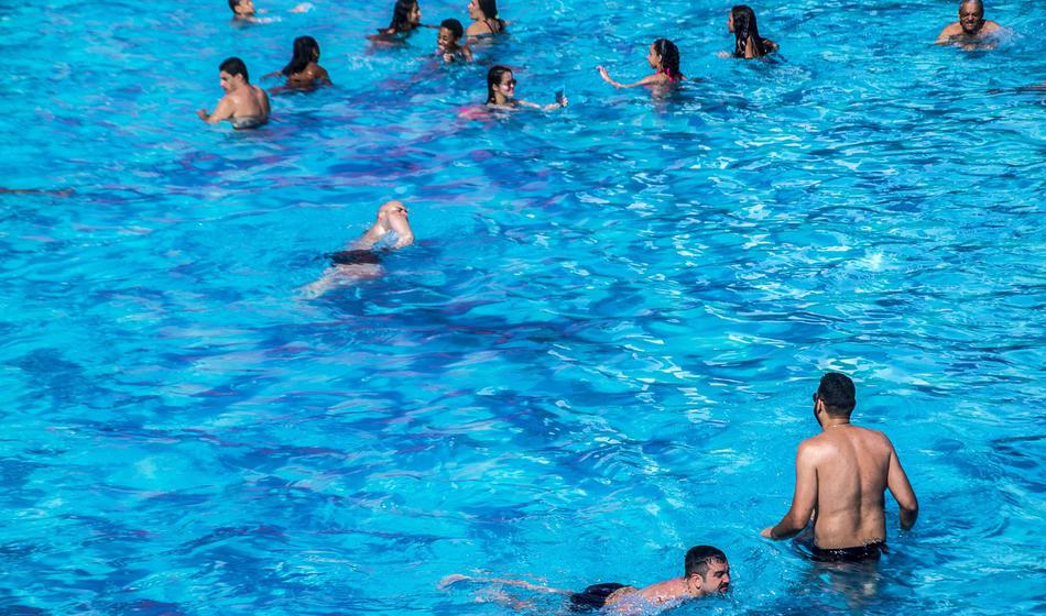 Novo dno: širi se viralni izziv opravljanja velike potrebe v bazene