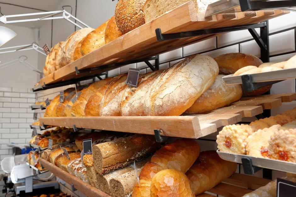 oddelek s kruhom in pekovskimi izdelki v trgovini | Avtor: Profimedia