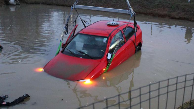 Vozilo v zbiralniku vode