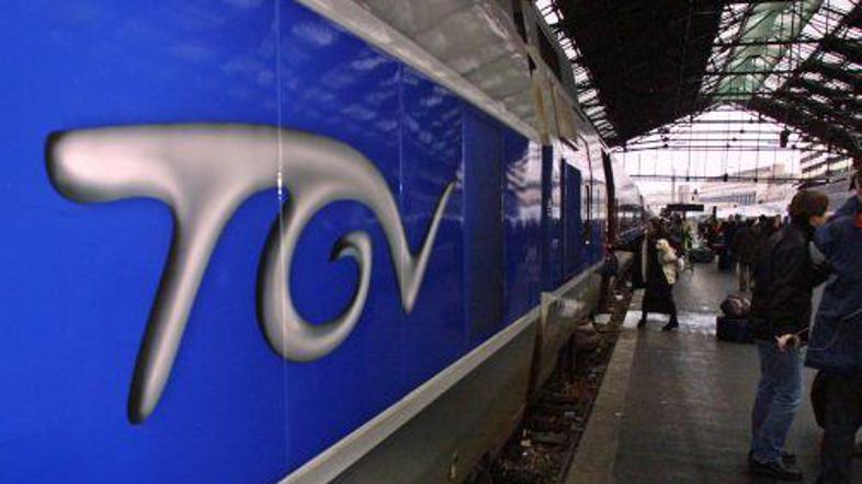 V trčenju tovornjaka in TGV je umrl voznik tovornjaka.