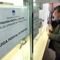 Čakanju v vrstah pred okenci upravnih enot se je do zdaj izognilo približno 170 