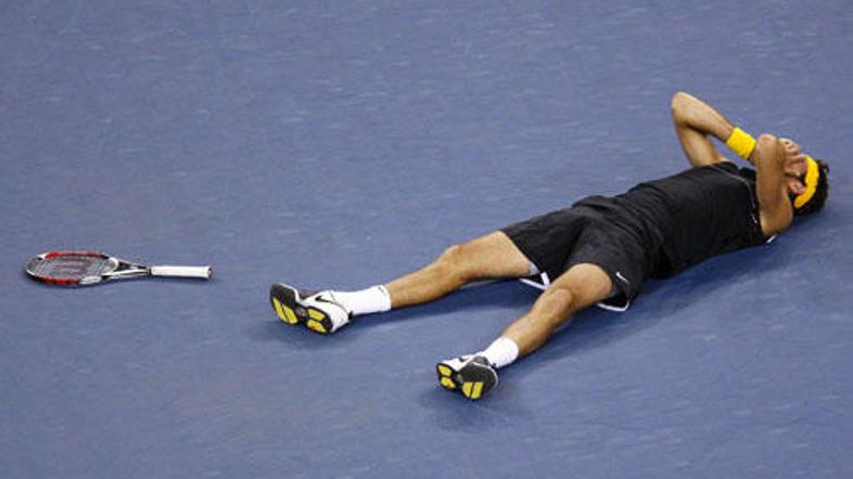 Padel je na hrbet in se tresel od razburjenja. Juan Del Potro. Več fotografij sl