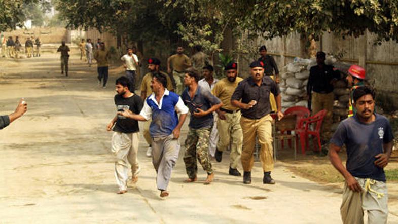 Po poročanju ameriške tiskovne agencije AP je po napadih v mestu zavladal kaos.