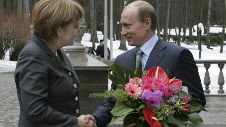 Putin je obisk Merklove izkoristil tudi za čestitke ob dnevu žena.