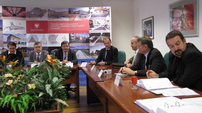 Brez vztrajanja kranjskega župana Damijana Perneta (desno) v parlamentu včerajšn