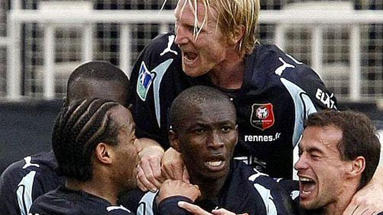 Stephene M'Bia se je s soigralci veselil točke na srečanju z Lyonom.