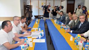 Minister Aleš Zalar se je septembra 2009 na Dobu sestal s tamkajšnjimi zaporniki