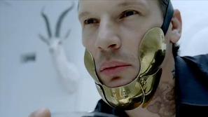 V favoriziranem videu ameriške pevke Lady Gaga z naslovom Bad Romance nastopa tu