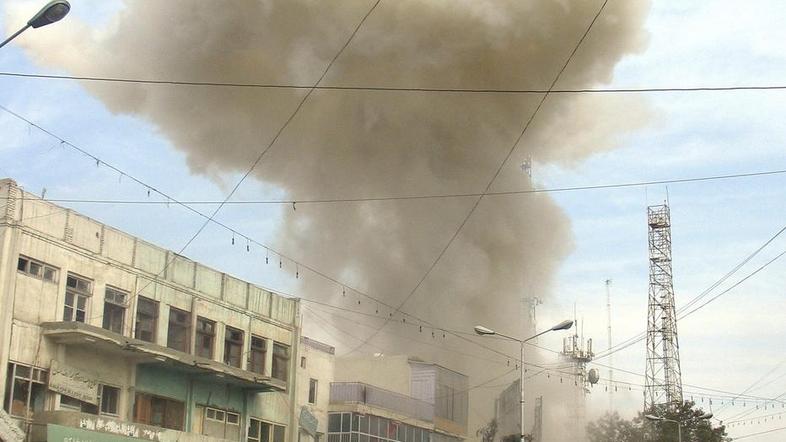 Iz banke, v kateri se je zgodil napad, se je vil dim. (Foto: Reuters)