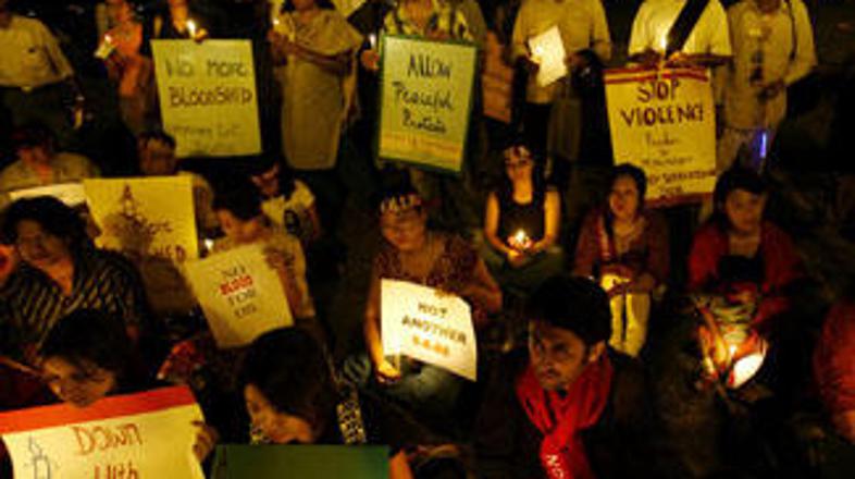 V indijskem New Delhiju so med bedenjem prižgali svečke pred spomenikom vojni.