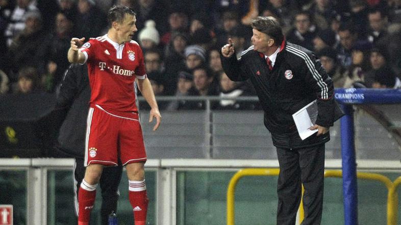 Ivica Olić in Louis van Gaal sta po koncu srečanja v olimpijskem Torinu kar žare