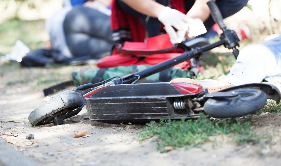 Umrl 78-letni voznik e-skiroja, zapeljal je s ceste in padel v jarek