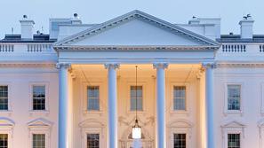 Belo hišo, ki so jo začeli graditi leta 1792, vsaka prva dama prenovi malo po sv