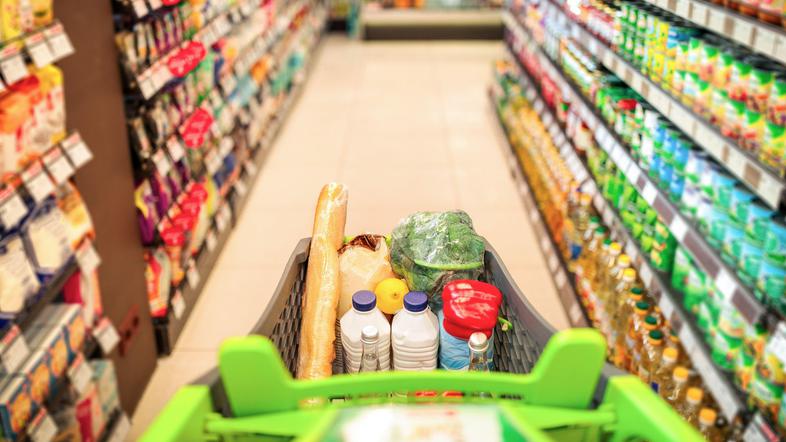 poln nakupovalni voziček hrana trgovina