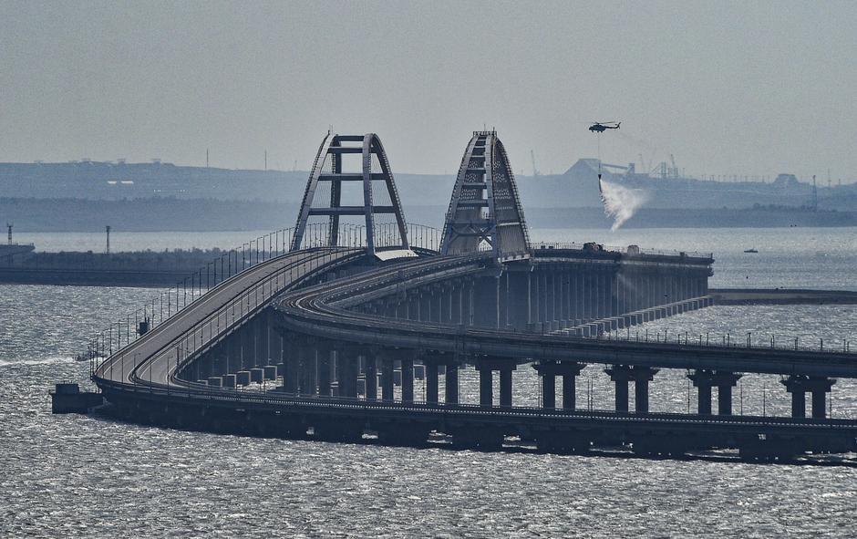 most na Krim gašenje | Avtor: Epa