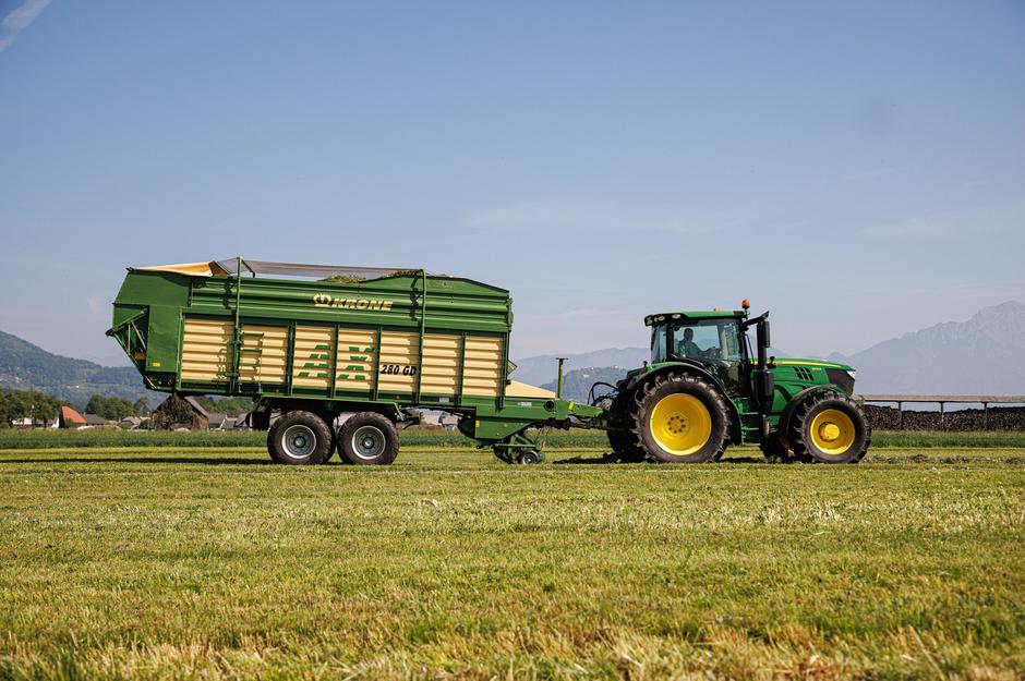 Traktor spravilo sena kmet | Avtor: Profimedia