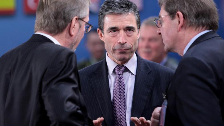 Generalni sekretar zveze Nato Anders Fogh Rasmussen (na sredini) (Foto: EPA)