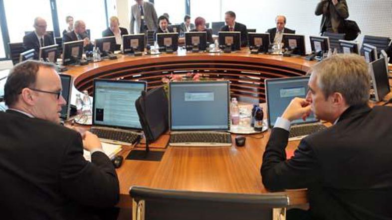 Anketa Dela je pokazala, da je ocena dela vlade in parlamenta padla na najnižjo 