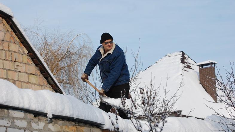 Čiščenje snega s strehe 