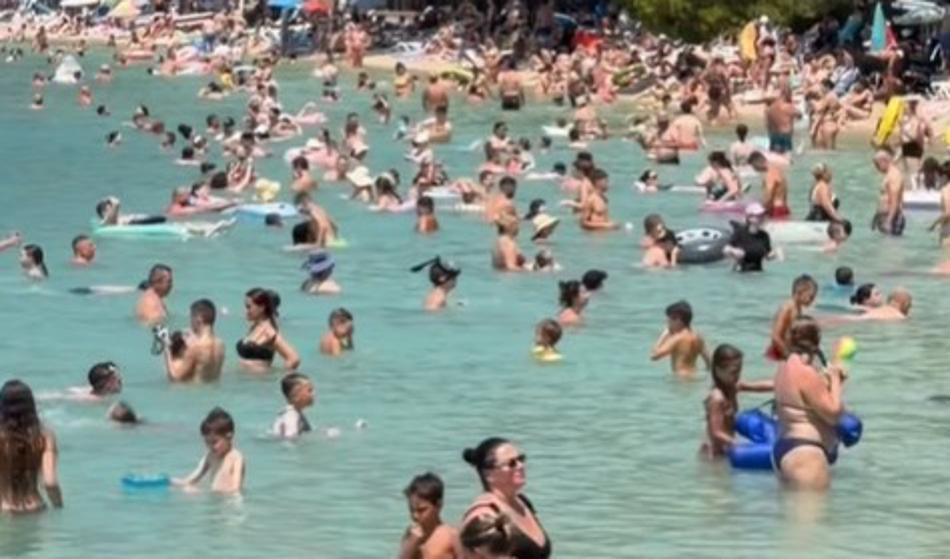 "Truplo pri truplu" na plaži, ki je med Slovenci zelo priljubljena!