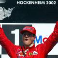 Michael Schumacher, ki se je takole veselil uspeha leta 2002, je s štirimi zmaga