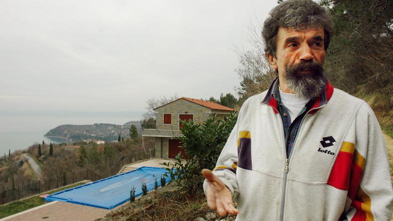 Tomo Kunovič se večkrat sprehaja mimo Jonasove hiše in je ogorčen ob misli, da b