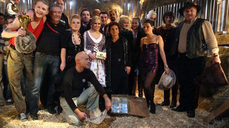 Gospodar Marijan Podobnik je na sliki skrajno desno.