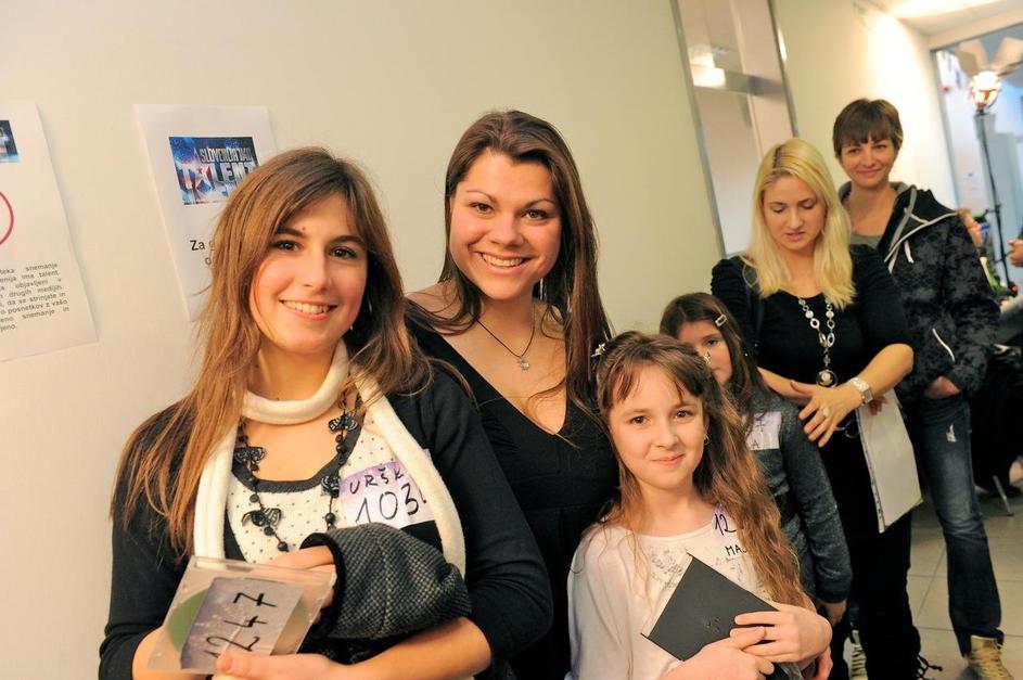 Lanska finalistka Sanja Poljšak s svojima učenkama Urško in Majo, ki sta čakali 