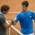 Roger Federer (levo) je Novaku Djokoviću (desno) po dvoboju čestital za preboj v