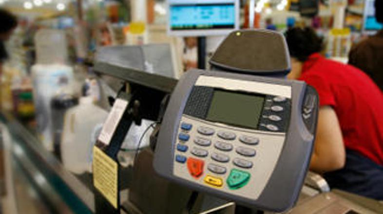 Trgovci ne smejo delati posnetkov PIN-kod, ki jih stranke vnašajo v POS-terminal