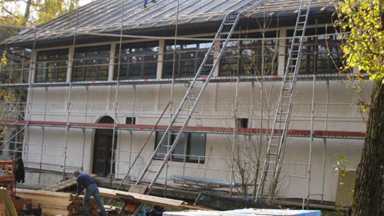 V teh dneh veslaška telovadnica v Mali Zaki dobiva novo streho, veslači blejskeg