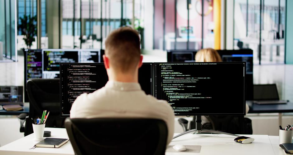 Programer za ekranom v pisarni | Avtor: Profimedia