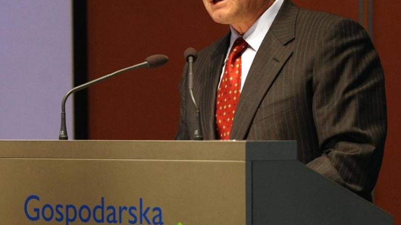 Pavček je ob vložitvi obeh tožb napovedal, da bo iztoženi denar namenil za štipe