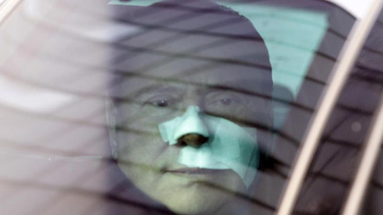Berlusconi bo moral po odhodu iz bolnišnice počivati.  (Foto: Reuters)