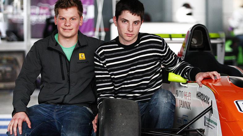 Matevž in Jaka imata na voljo petkrat manj denarja od najboljših. (Foto: Boštjan