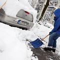 Slovenija 14.01.2013 sneg, ciscenje snega z lopato, ciscenje avtomobilov, odmeta