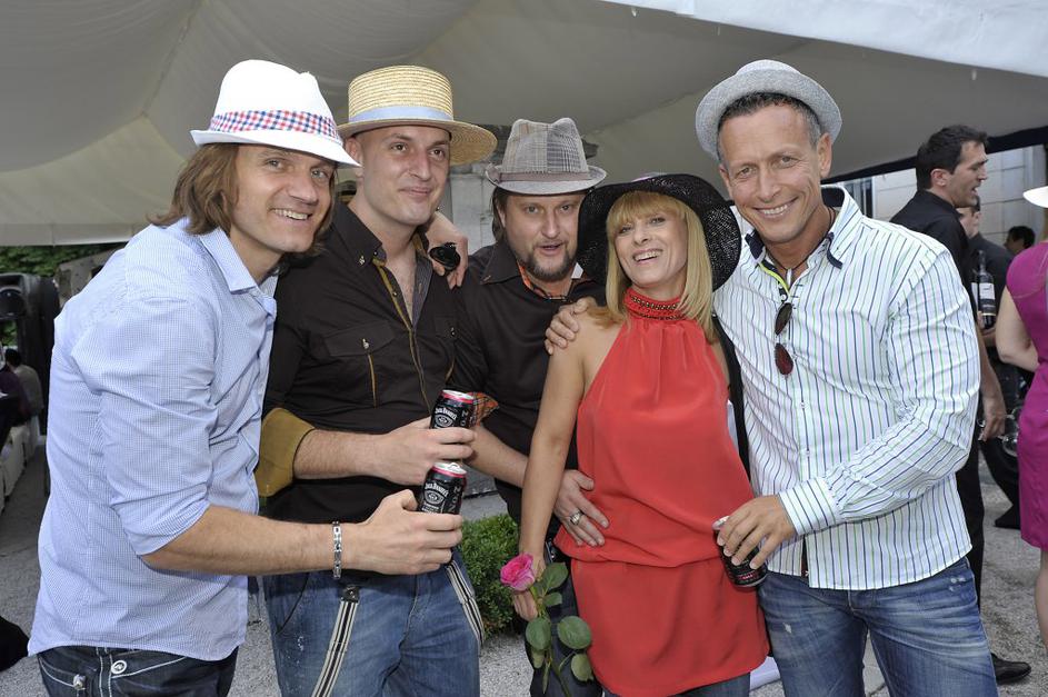 Lady piknik pod klobuki