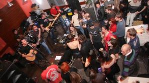 Vstopnina na študentskih zabavah, ki potekajo zadnja dva tedna, je med tri in pe