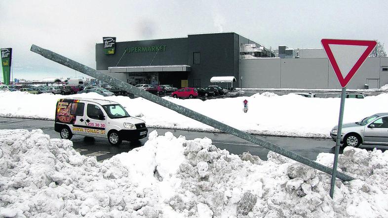 Podrta svetilka bi bila lahko (ko bo sneg skopnel) nevarna predvsem za kolesarje