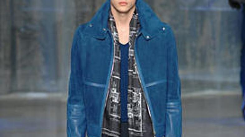 Kombinacijo modre in črne si je v letošnji jeseni zamislilo več modnih oblikoval