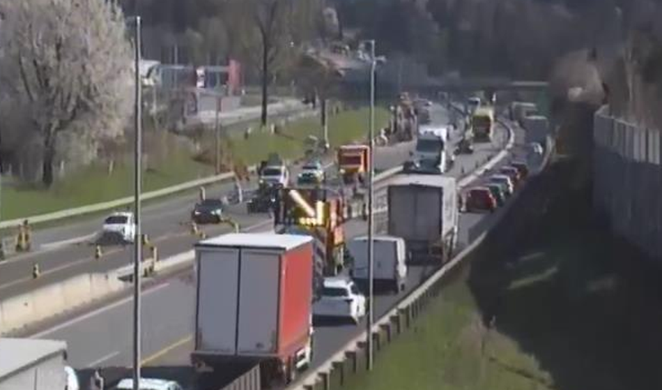 Na avtocesti vse stoji, pot daljša tudi za eno uro