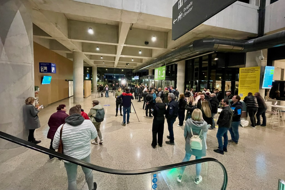 brnik svojci čakajoči evakuacija | Avtor: Anže Petkovšek