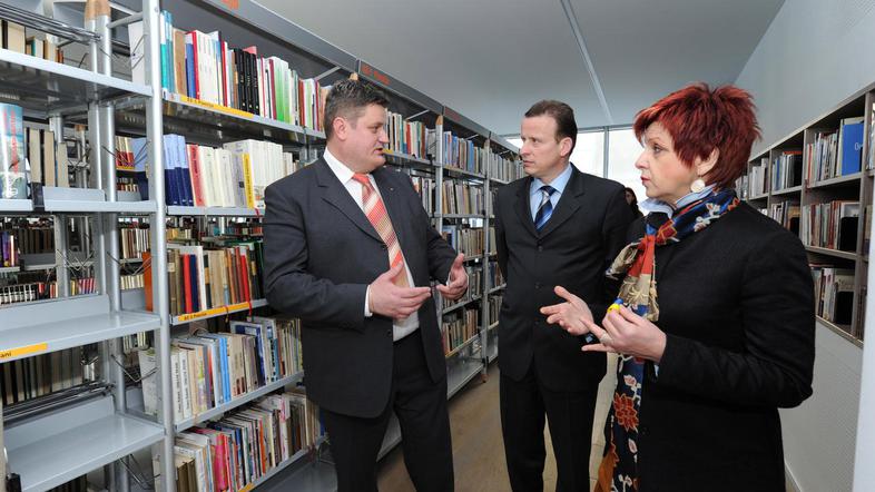 Direktor knjižnice je župana in ministrico popeljal po novih prostorih. (Foto: G