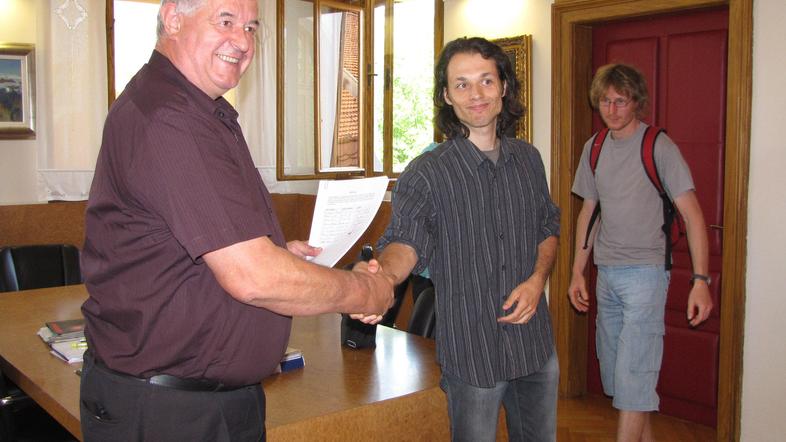 Marko Vide (desno) je župano Muhiču izročil peticijo z okoli 700 podpisi.