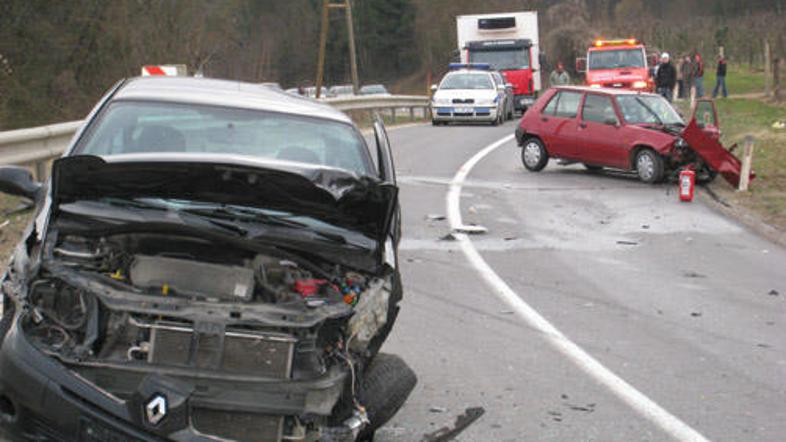 Vozili sta bili v nesreči popolnoma uničeni.