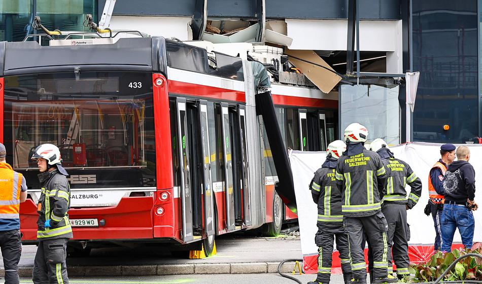 Voznik trolejbusa zapeljal naravnost v trgovino, ena oseba ni preživela
